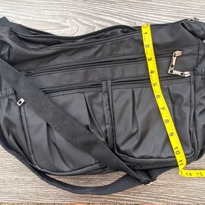 Black travel purse with lots of zipper pockets